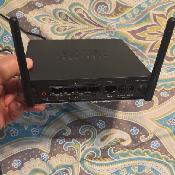 Cisco Small Business Black Wireless Router with Dual Antennas - Picture 2 of 3